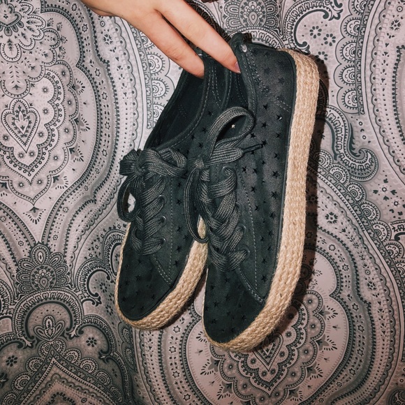 STAR SNEAKERS ⭐️ - Picture 1 of 2